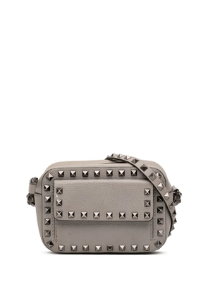 Valentino Garavani Pre-Owned 2018-2026 Pebbled Calfskin Rockstud Flap Pocket Camera Bag crossbody bag - Grey