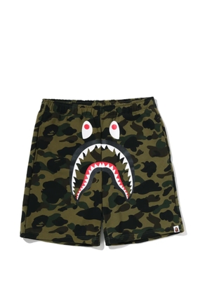 A BATHING APE® Shark camouflage-print shorts - Green