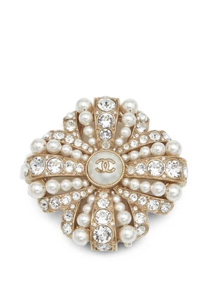 CHANEL Pre-Owned CC faux pearl brooch - Gold
