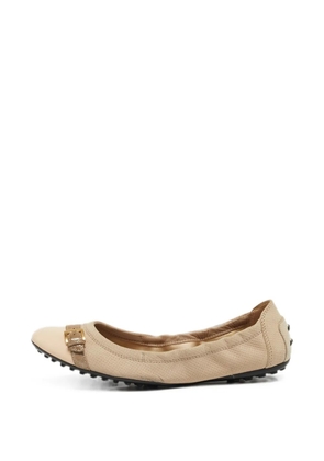 Tod's Vintage cap-toe scrunch ballet flats - Neutrals