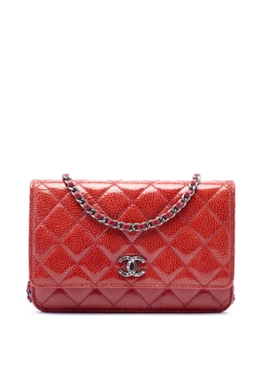 CHANEL Pre-Owned 2014-2015 Paris Dallas CC Quilted Patent Goatskin Wallet on Chain crossbody bag - Red