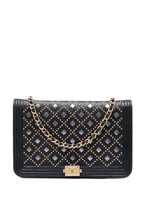 CHANEL Pre-Owned 2017-2018 Studded Grained Calfskin Boy Wallet On Chain crossbody bag - Black
