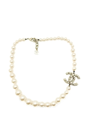 CHANEL Pre-Owned 2014 Pearl CC Logo necklace - Neutrals