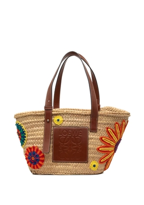 Loewe Pre-Owned 2018 Medium Floral Embroidered Raffia Basket tote bag - Neutrals