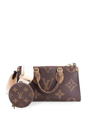 Louis Vuitton Pre-Owned OnTheGo Tote Reverse Monogram Giant East West shoulder bag - Brown