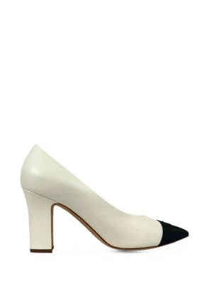 CHANEL Pre-Owned CC pointed cap-toe pumps - White