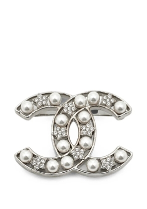 CHANEL Pre-Owned CC faux-pearl brooch - Silver