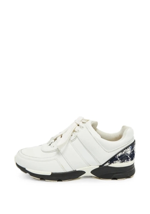 CHANEL Pre-Owned CC tweed-detail low-top sneakers - White
