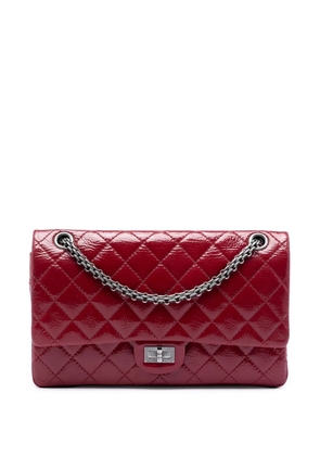 CHANEL Pre-Owned 2010-2011 Quilted Crinkled Patent Reissue 2.55 Double Flap 226 shoulder bag - Red