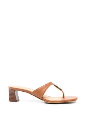GUESS USA logo-plaque thong-strap heeled sandals - Brown