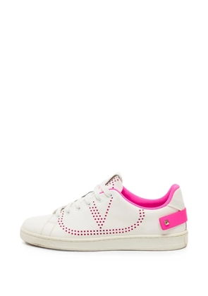 Valentino Garavani Pre-Owned VLogo Rockstud sneakers - White