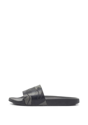 Valentino Garavani Pre-Owned camouflage-print pool flip-flops - Black