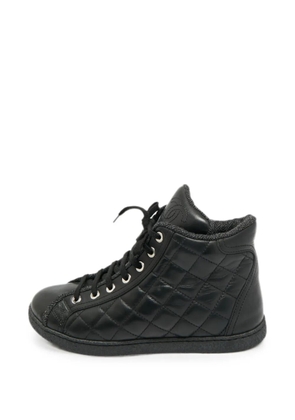 CHANEL Pre-Owned quilted lace-up sneakers - Black