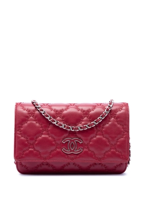 CHANEL Pre-Owned 2012-2013 CC Quilted Calfskin Double Stitch Hamptons Wallet on Chain crossbody bag - Red
