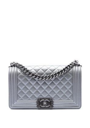 CHANEL Pre-Owned 2017-2018 Old Medium Quilted Metallic Caviar Boy Flap crossbody bag - Silver