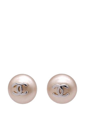 CHANEL Pre-Owned 2000 CC Brass Faux Pearl Round Push Back Earrings costume earrings - Silver