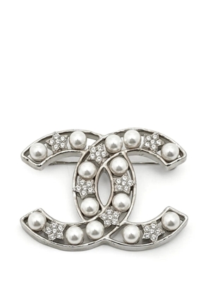 CHANEL Pre-Owned CC faux-pearl brooch - Silver