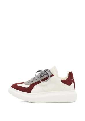 Alexander McQueen Pre-Owned Oversized Retro sneakers - White
