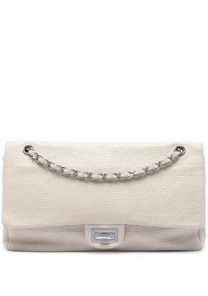 CHANEL Pre-Owned 2008-2009 Maxi Embossed Calfskin 31 Rue Cambon Reissue 2.55 Double Flap shoulder bag - White