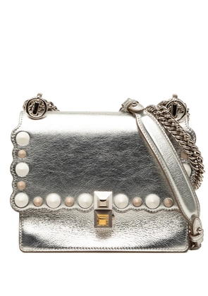 Fendi Pre-Owned 2010-2026 Mini Scalloped Metallic Leather and Pearls Kan I crossbody bag - Silver