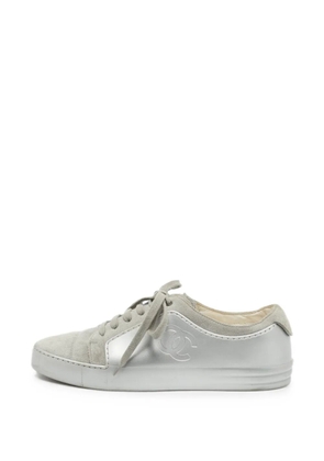 CHANEL Pre-Owned CC suede sneakers - Silver