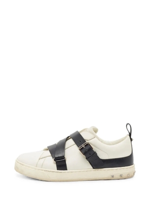 Valentino Garavani Pre-Owned Rockstud buckle-strap sneakers - White
