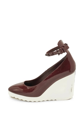 Valentino Garavani Pre-Owned Rockstud ankle strap wedge pumps - Brown