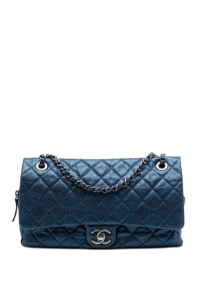 CHANEL Pre-Owned 2013-2014 Jumbo Quilted Iridescent Caviar Easy Flap shoulder bag - Blue