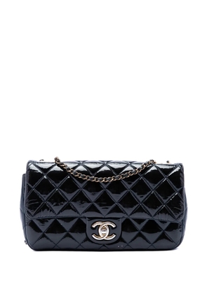 CHANEL Pre-Owned 2015-2016 Paris Salzburg Medium Patent and Goatskin CC Eyelet Flap crossbody bag - Blue