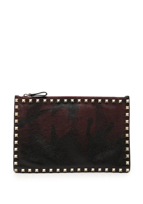 Valentino Garavani Pre-Owned 2000-2017 Grained Calfskin Rockstud Camouflage Zip clutch bag - Red