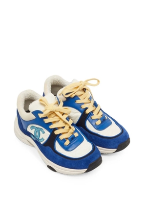 CHANEL Pre-Owned Interlocking CC-appliqué panelled sneakers - Blue