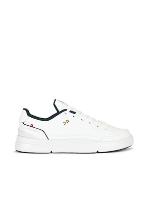 On The Roger Centre Court in White & Evergreen - White. Size 9 (also in 8, 8.5, 9.5, 10, 10.5, 11, 11.5, 12, 13).
