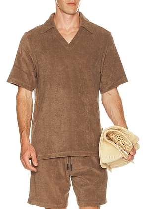OAS Serif Polo in Brown - Brown. Size XL/1X (also in S, M, L).