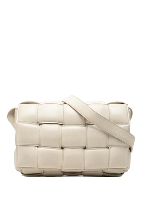 Bottega Veneta Pre-Owned 2012-2026 Nappa Intrecciato Padded Cassette crossbody bag - White