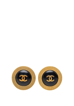 CHANEL Pre-Owned 1994 CC Gold Plated Enamel Round Clip On Earrings costume earrings