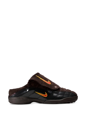 Nike x Kids of Immigrants KOI T90 mules - Black
