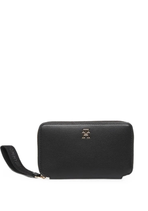 Tommy Hilfiger logo-plaque wristlet compact zip wallet - Black
