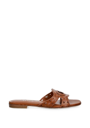 GUESS USA Ciesta logo-patch laser-cut sandals - Brown