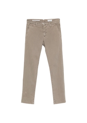 Jacob Cohën Bobby logo-patch trousers - Neutrals