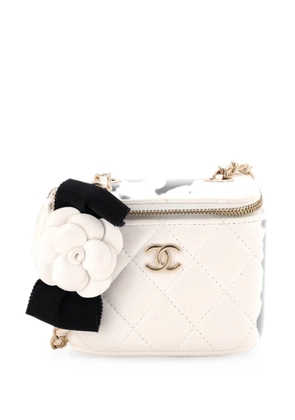 CHANEL Pre-Owned Camellia Bow Vanity Case with Chain Quilted Lambskin Mini crossbody bag - White