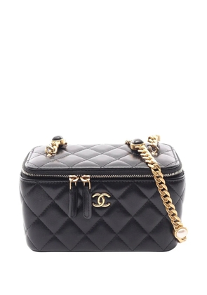 CHANEL Pre-Owned 2021-2026 Quilted Lambskin Vanity Case with Pearl Chain crossbody bag - Black