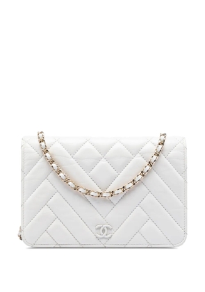 CHANEL Pre-Owned 2019 CC Crinkled Chevron Calfskin Wallet On Chain crossbody bag - White