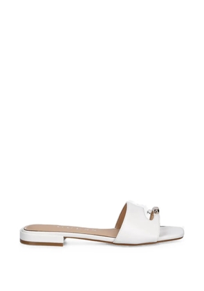 GUESS USA Tablita logo-plaque toe-strap slide sandals - White