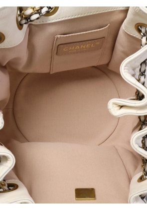 CHANEL Pre-Owned quilted drawstring mini bag - White