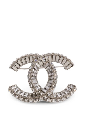 CHANEL Pre-Owned CC crystal-embellished brooch - Silver