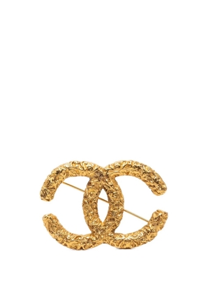 CHANEL Pre-Owned 1995 CC Gold Plated Baroque Embossed Brooch costume brooch