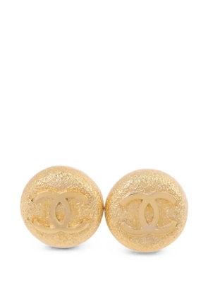 CHANEL Pre-Owned CC textured earrings - Gold