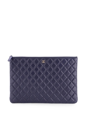 CHANEL Pre-Owned O Case Quilted Lambskin Large clutch bag - Blue