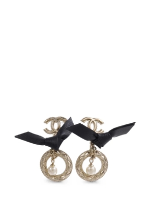 CHANEL Pre-Owned CC bow-detail earrings - Gold