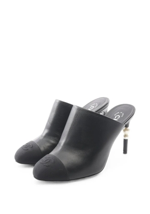 CHANEL Pre-Owned 1986-1988 faux-pearl coco mark mules - Black